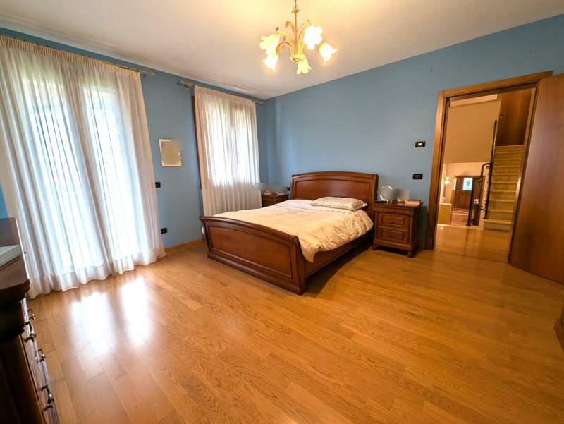 NOSTRA ESCLUSIVA: appena arrivata sul mercato, questa splendida e ampia casa singola situata nell...