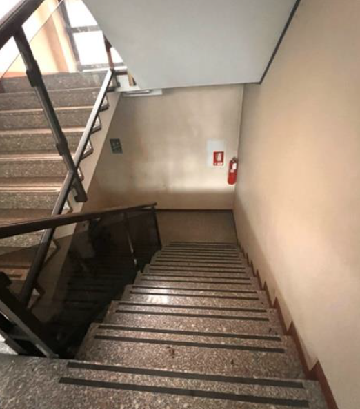 RIF. A.A.42-131

Vendesi all'asta - fabbricato per esigenze commerciali in data 07 maggio 2026

D...