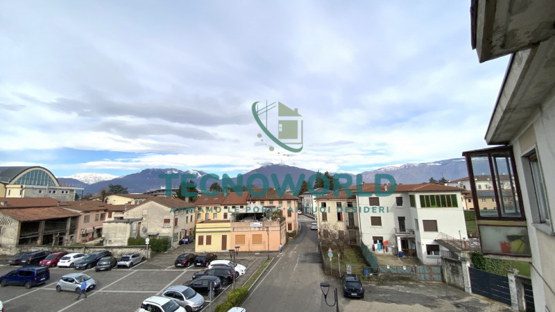 Marano Centro. Abitazione indipendente, affianca su di un lato, ubicata nel centro di Marano Vice...