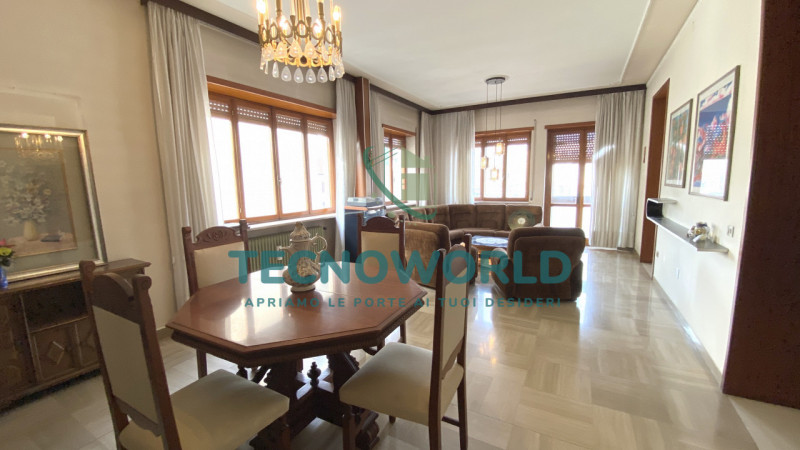 Marano Centro. Abitazione indipendente, affianca su di un lato, ubicata nel centro di Marano Vice...