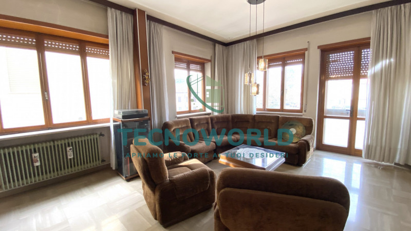 Marano Centro. Abitazione indipendente, affianca su di un lato, ubicata nel centro di Marano Vice...