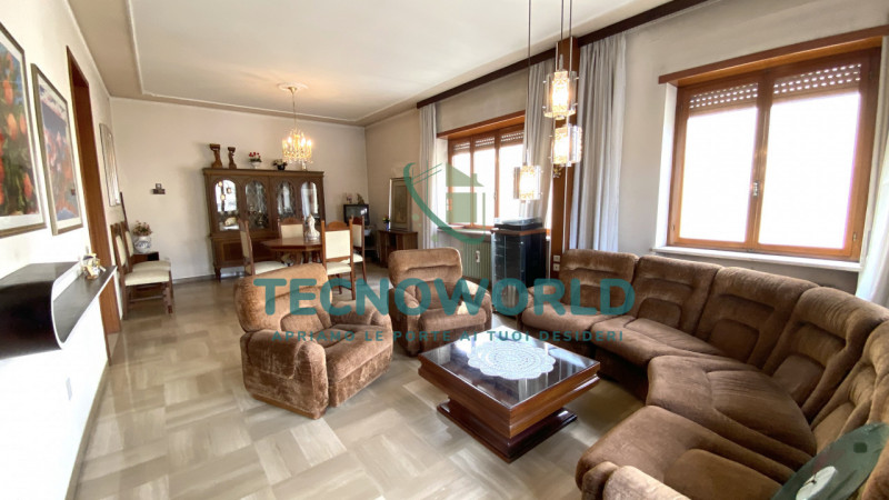 Marano Centro. Abitazione indipendente, affianca su di un lato, ubicata nel centro di Marano Vice...