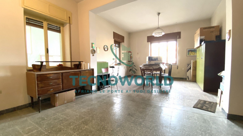 Marano Centro. Abitazione indipendente, affianca su di un lato, ubicata nel centro di Marano Vice...