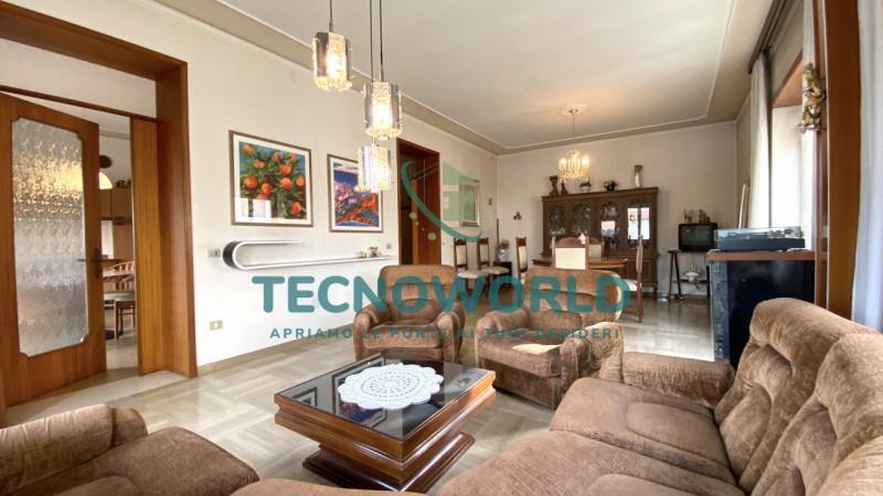 Marano Centro. Abitazione indipendente, affianca su di un lato, ubicata nel centro di Marano Vice...