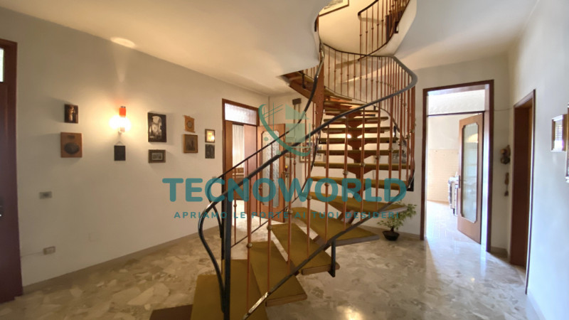 Marano Centro. Abitazione indipendente, affianca su di un lato, ubicata nel centro di Marano Vice...