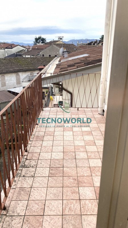 Marano Centro. Abitazione indipendente, affianca su di un lato, ubicata nel centro di Marano Vice...