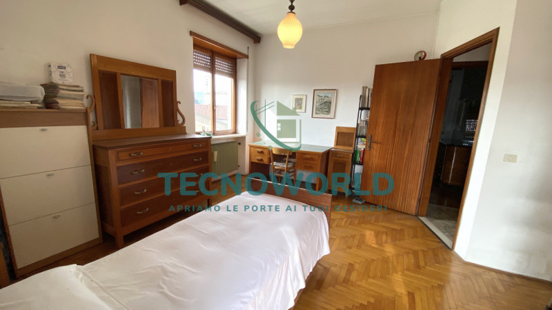 Marano Centro. Abitazione indipendente, affianca su di un lato, ubicata nel centro di Marano Vice...