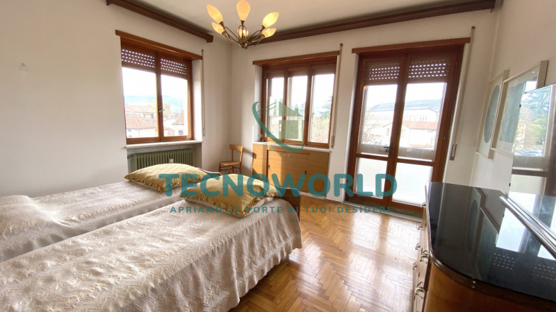 Marano Centro. Abitazione indipendente, affianca su di un lato, ubicata nel centro di Marano Vice...