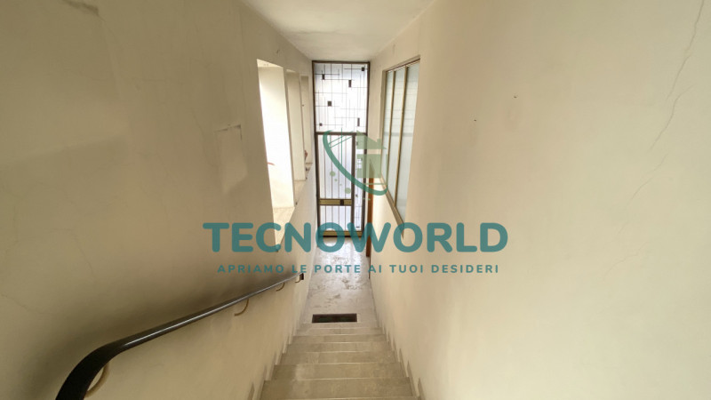 Marano Centro. Abitazione indipendente, affianca su di un lato, ubicata nel centro di Marano Vice...