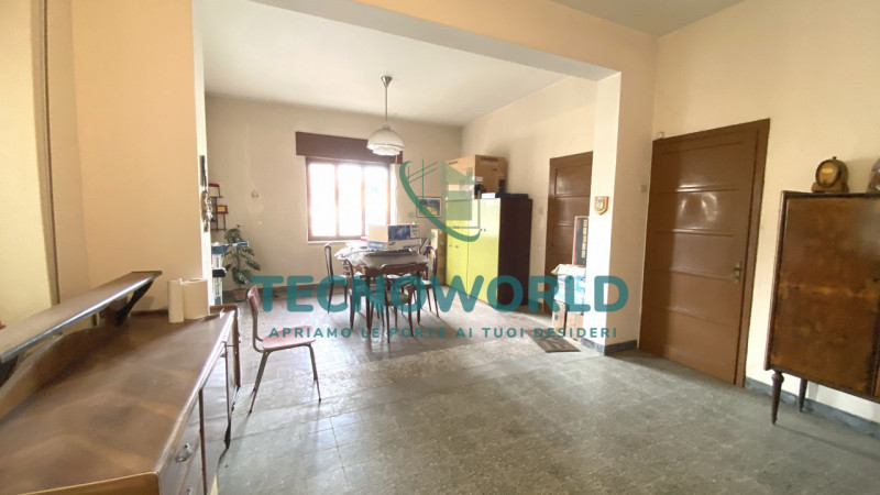 Marano Centro. Abitazione indipendente, affianca su di un lato, ubicata nel centro di Marano Vice...