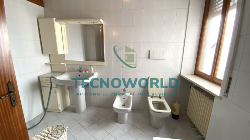 Marano Centro. Abitazione indipendente, affianca su di un lato, ubicata nel centro di Marano Vice...