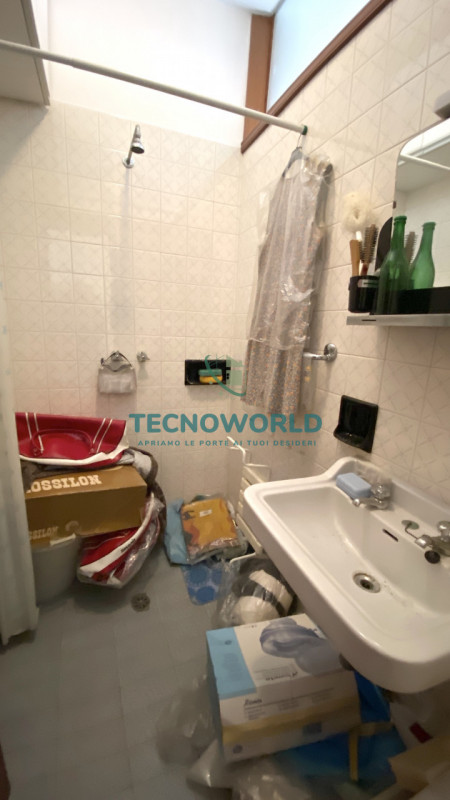 Marano Centro. Abitazione indipendente, affianca su di un lato, ubicata nel centro di Marano Vice...