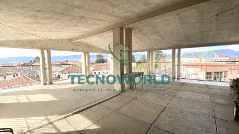 Marano Centro. Abitazione indipendente, affianca su di un lato, ubicata nel centro di Marano Vice...