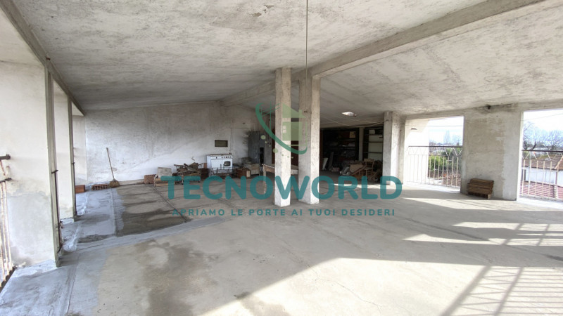 Marano Centro. Abitazione indipendente, affianca su di un lato, ubicata nel centro di Marano Vice...