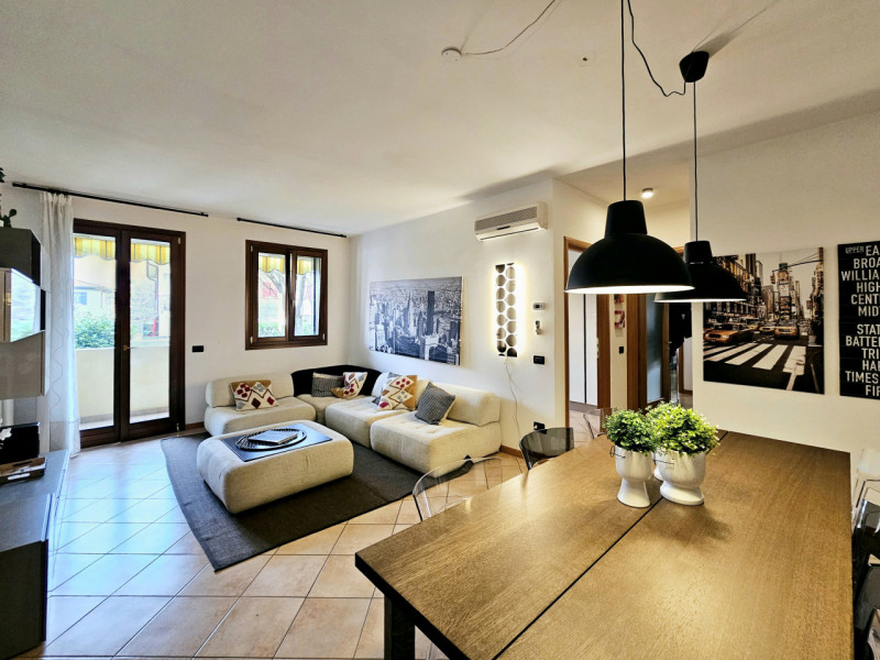 Proponiamo in vendita, nella tranquilla località Deserto di Sant’Elena, un elegante appartamento ...