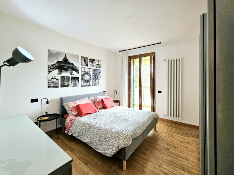 Proponiamo in vendita, nella tranquilla località Deserto di Sant’Elena, un elegante appartamento ...