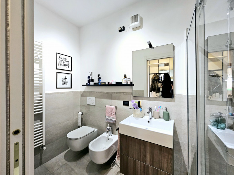 Proponiamo in vendita, nella tranquilla località Deserto di Sant’Elena, un elegante appartamento ...