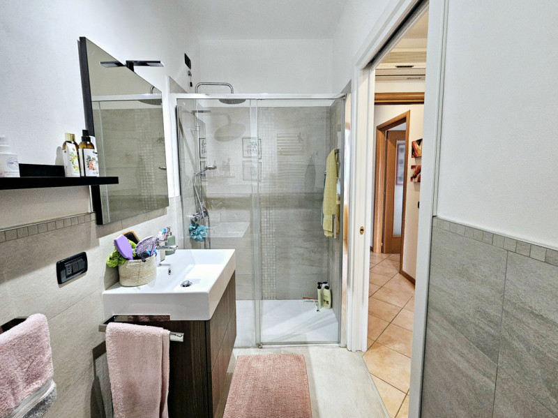 Proponiamo in vendita, nella tranquilla località Deserto di Sant’Elena, un elegante appartamento ...