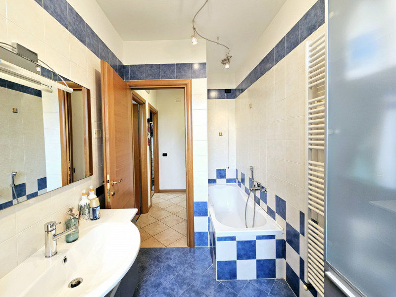 Proponiamo in vendita, nella tranquilla località Deserto di Sant’Elena, un elegante appartamento ...