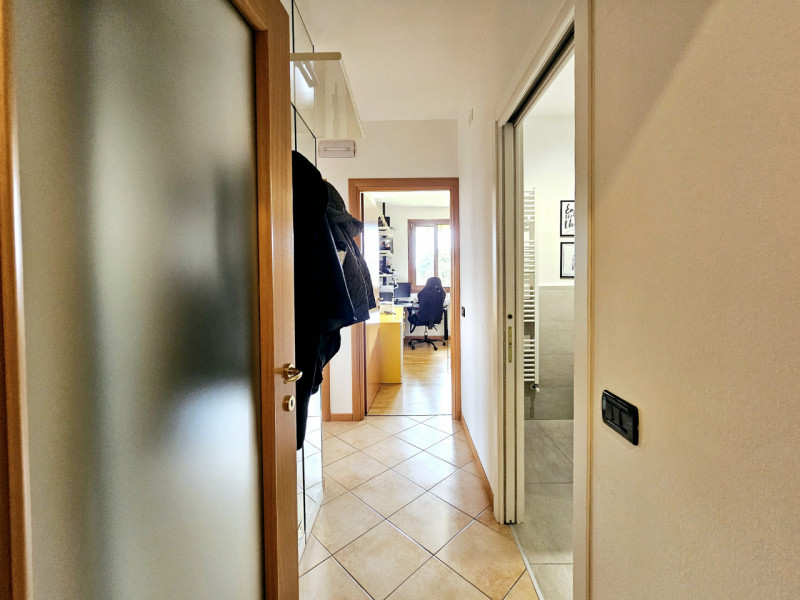 Proponiamo in vendita, nella tranquilla località Deserto di Sant’Elena, un elegante appartamento ...