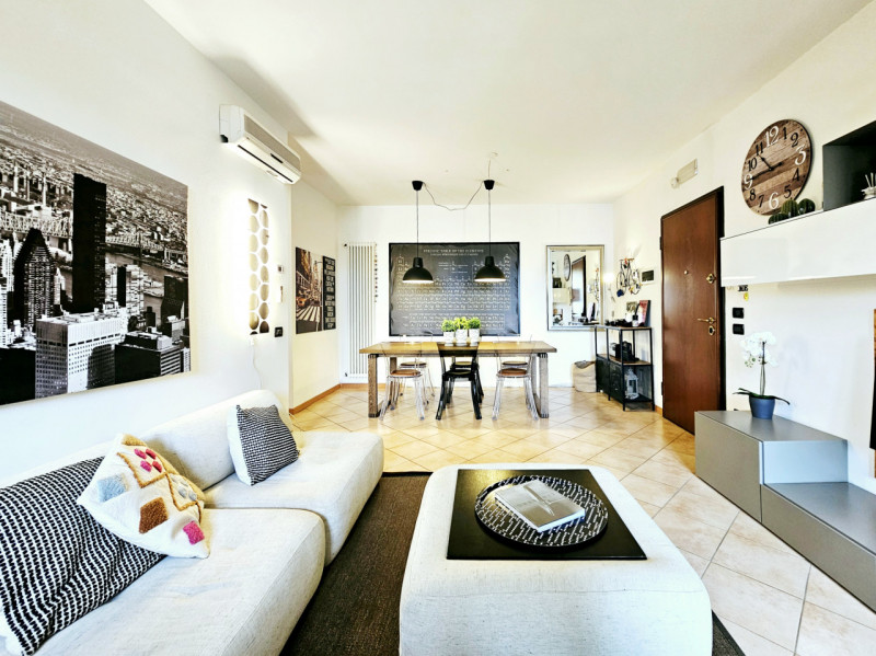 Proponiamo in vendita, nella tranquilla località Deserto di Sant’Elena, un elegante appartamento ...