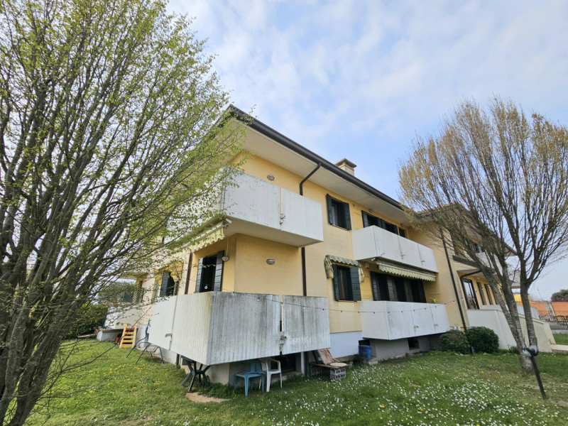Proponiamo in vendita, nella tranquilla località Deserto di Sant’Elena, un elegante appartamento ...