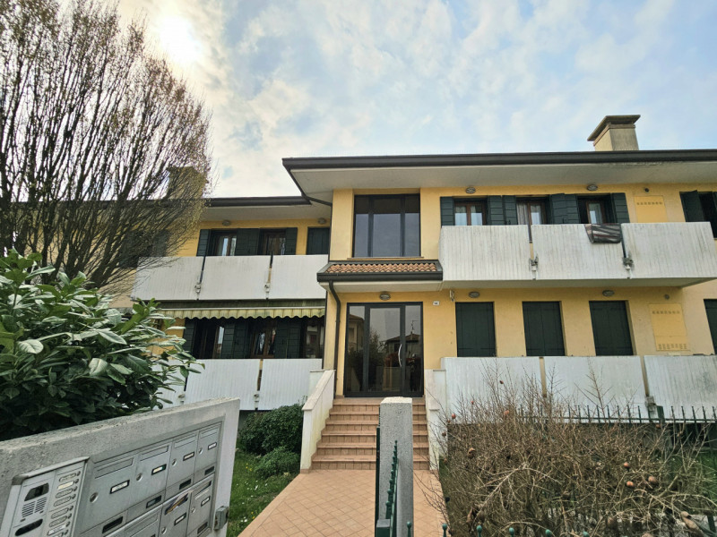 Proponiamo in vendita, nella tranquilla località Deserto di Sant’Elena, un elegante appartamento ...