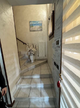 RIF. A.A.429-24

Vendesi all'asta - casa a schiera centrale su due livelli con garage in data 08 ...