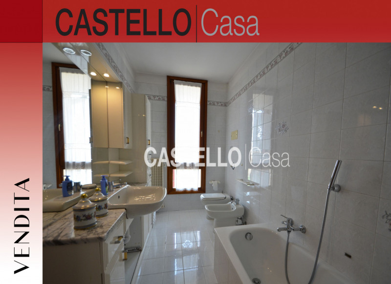 Nel centro di Castelfranco, proponiamo in vendita un elegante appartamento trilocale di 83 mq sit...