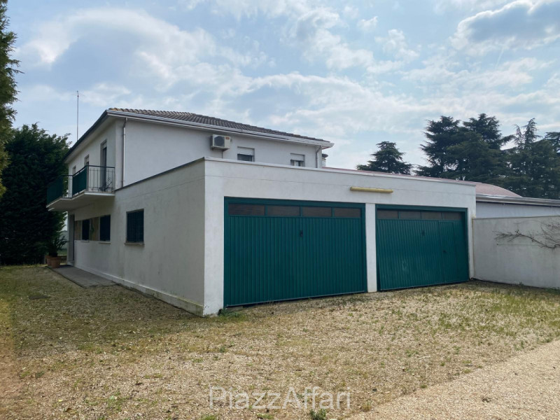 A Pegolotte, nel cuore del paese, in zona residenziale lontana dal traffico e dai rumori proponia...