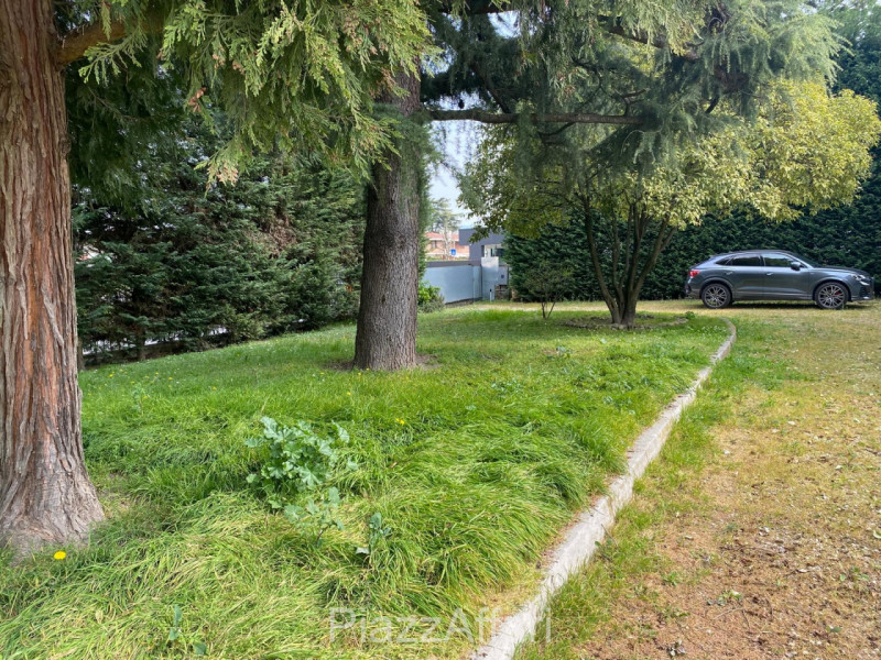 A Pegolotte, nel cuore del paese, in zona residenziale lontana dal traffico e dai rumori proponia...