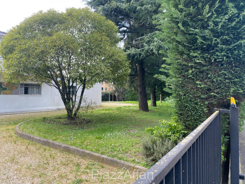 A Pegolotte, nel cuore del paese, in zona residenziale lontana dal traffico e dai rumori proponia...