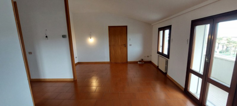 In posizione strategica tra Padova e Cittadella, nel comune di Curtarolo, proponiamo in affitto u...