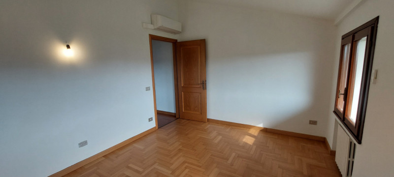 In posizione strategica tra Padova e Cittadella, nel comune di Curtarolo, proponiamo in affitto u...