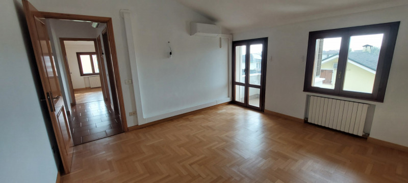 In posizione strategica tra Padova e Cittadella, nel comune di Curtarolo, proponiamo in affitto u...