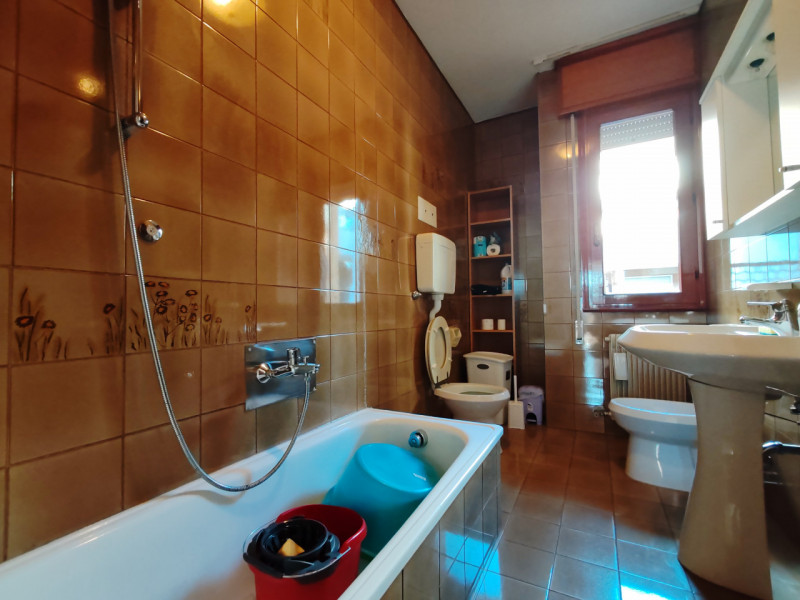 In pieno centro a Rubano, in una posizione comoda a tutti i servizi, proponiamo in locazione una ...