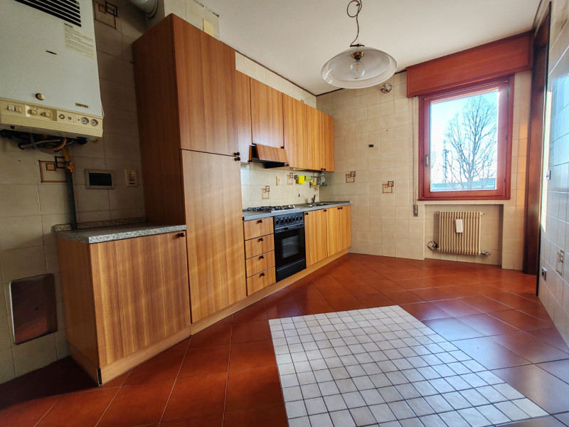 Nel cuore di Rubano, in una zona servita e comoda a tutto, proponiamo in affitto ampia stanza mat...