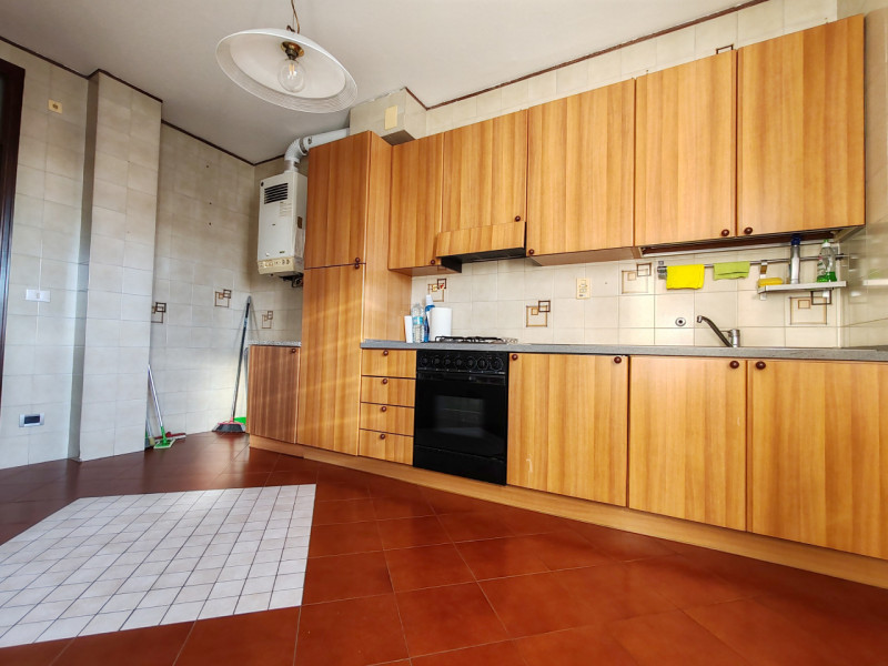 Nel cuore di Rubano, in una zona servita e comoda a tutto, proponiamo in affitto ampia stanza mat...