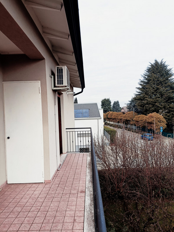 PER CHI CERCA UNA VILLINA SINGOLA AMPIA CON DUE UNITA' ABITATIVE con un bellissimo giardino a poc...