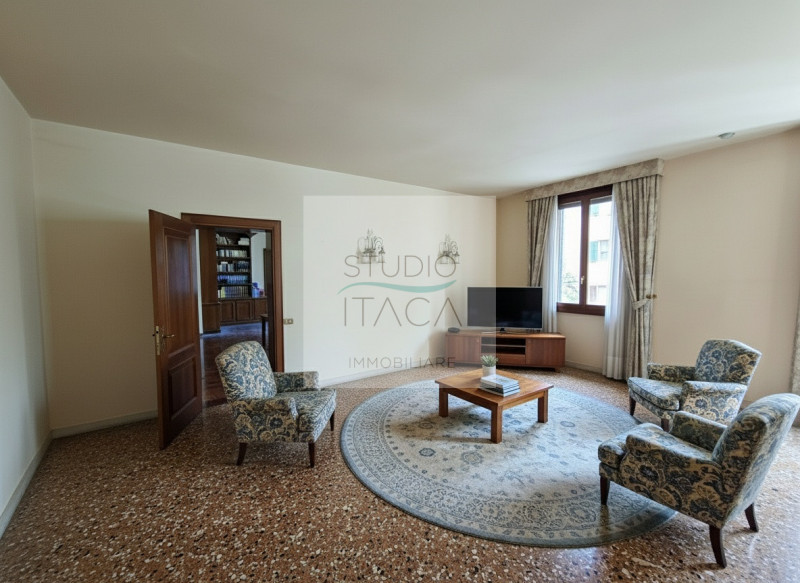 Studio Itaca Immobiliare propone in vendita un ufficio di 80 mq nel cuore del centro storico di P...