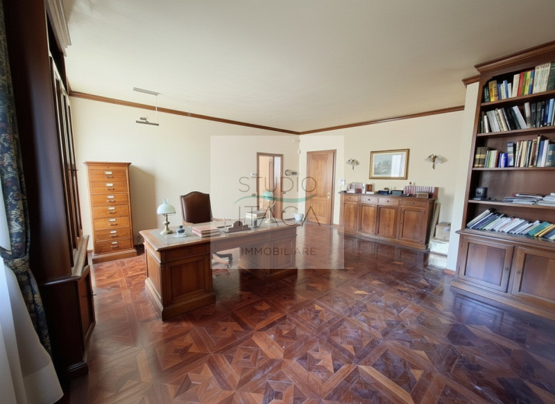 Studio Itaca Immobiliare propone in vendita un ufficio di 80 mq nel cuore del centro storico di P...