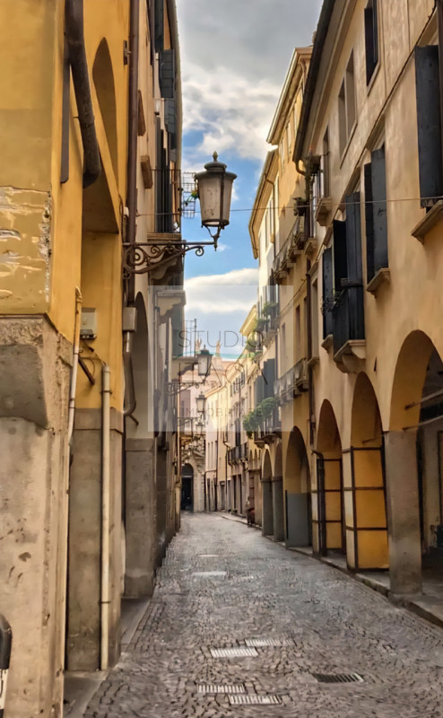 Studio Itaca Immobiliare propone in vendita un ufficio di 80 mq nel cuore del centro storico di P...