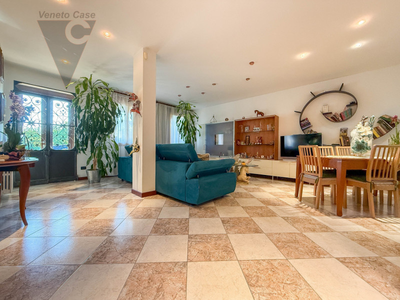 NOVENTANA - TRIFAMILIARE CENTRALE
Proponiamo in vendita porzione centrale di trifamiliare situata...