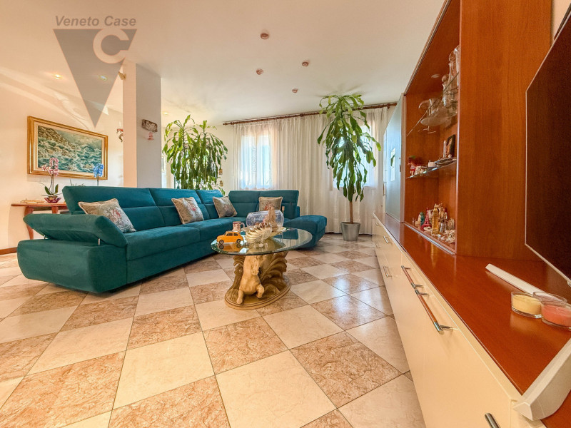 NOVENTANA - TRIFAMILIARE CENTRALE
Proponiamo in vendita porzione centrale di trifamiliare situata...