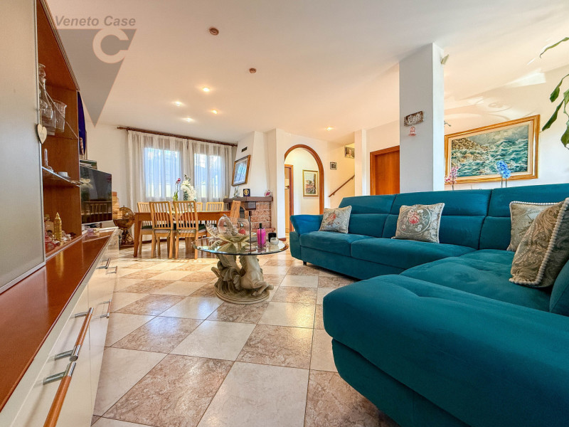 NOVENTANA - TRIFAMILIARE CENTRALE
Proponiamo in vendita porzione centrale di trifamiliare situata...