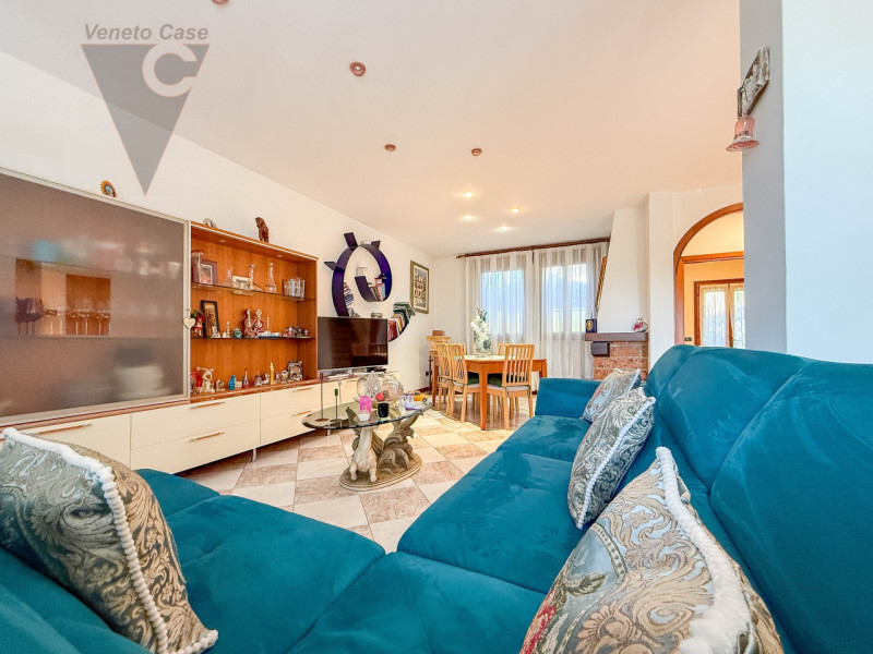 NOVENTANA - TRIFAMILIARE CENTRALE
Proponiamo in vendita porzione centrale di trifamiliare situata...