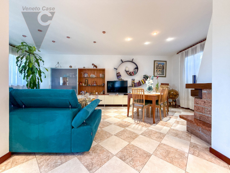 NOVENTANA - TRIFAMILIARE CENTRALE
Proponiamo in vendita porzione centrale di trifamiliare situata...