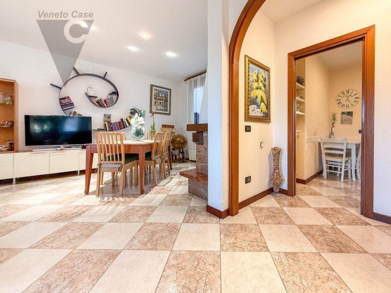 NOVENTANA - TRIFAMILIARE CENTRALE
Proponiamo in vendita porzione centrale di trifamiliare situata...