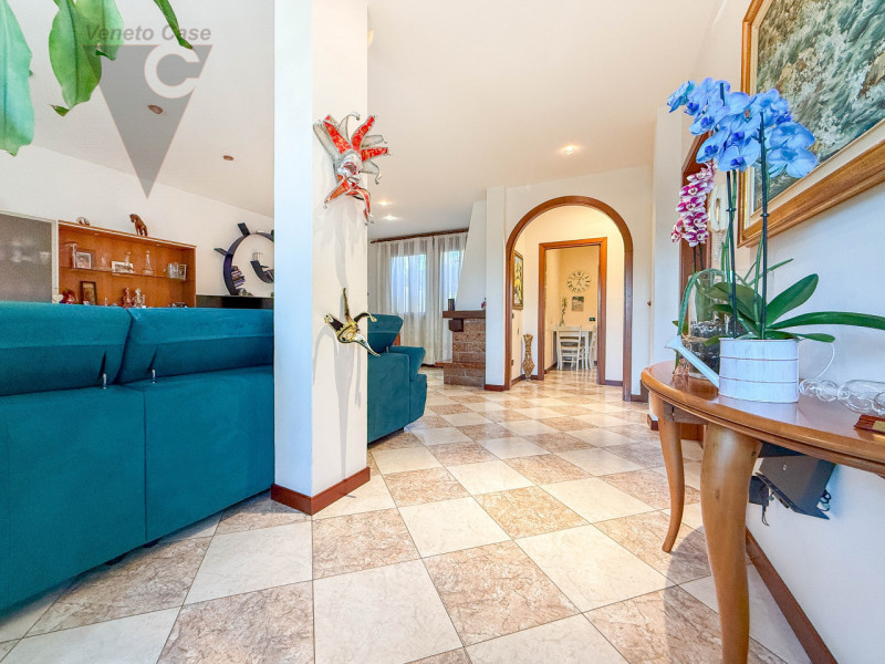 NOVENTANA - TRIFAMILIARE CENTRALE
Proponiamo in vendita porzione centrale di trifamiliare situata...