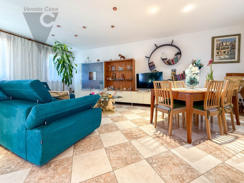 NOVENTANA - TRIFAMILIARE CENTRALE
Proponiamo in vendita porzione centrale di trifamiliare situata...